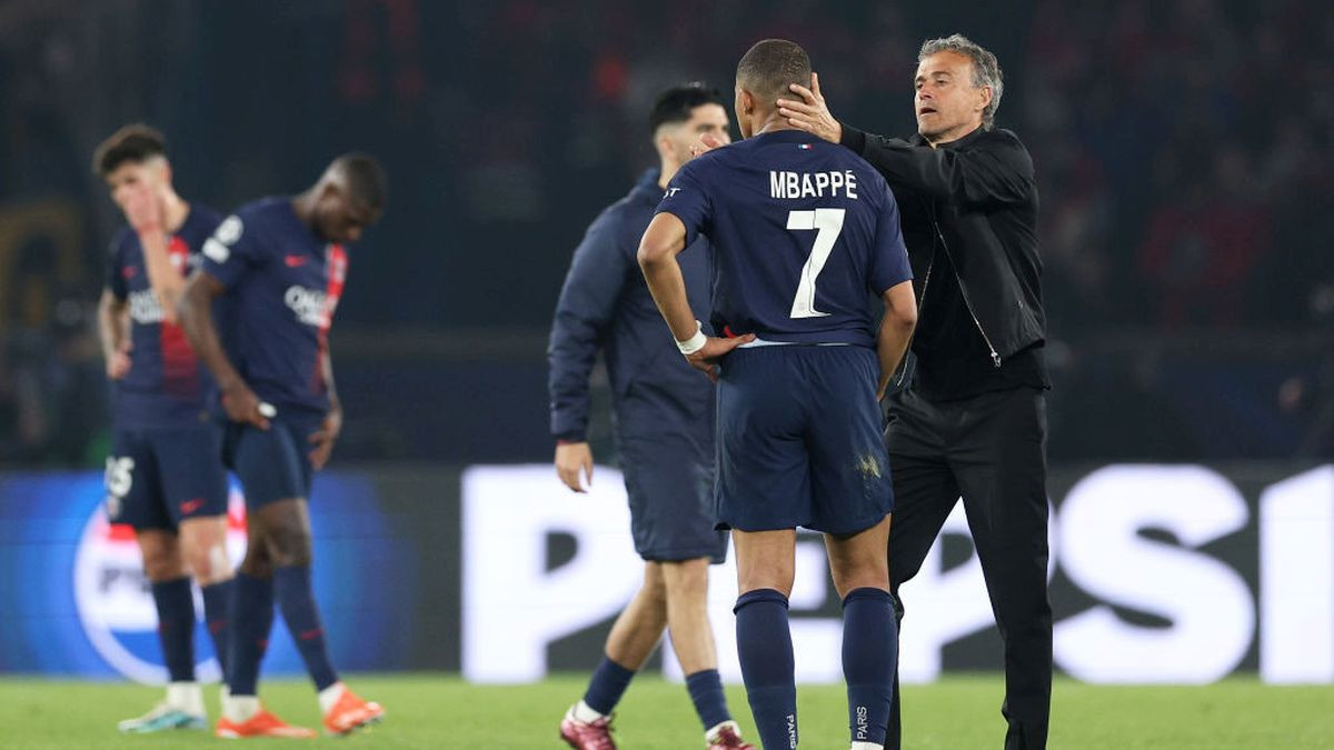 Spanish coach Luis Enrique consoles French player Kylian Mbappé after a 0-1 defeat against Borussia Dortmund. GETTY IMAGES