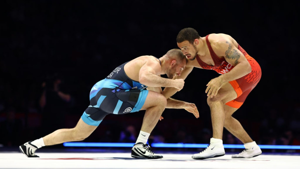 Taylor wrestling with Aaron Brooks. GETTY IMAGES





