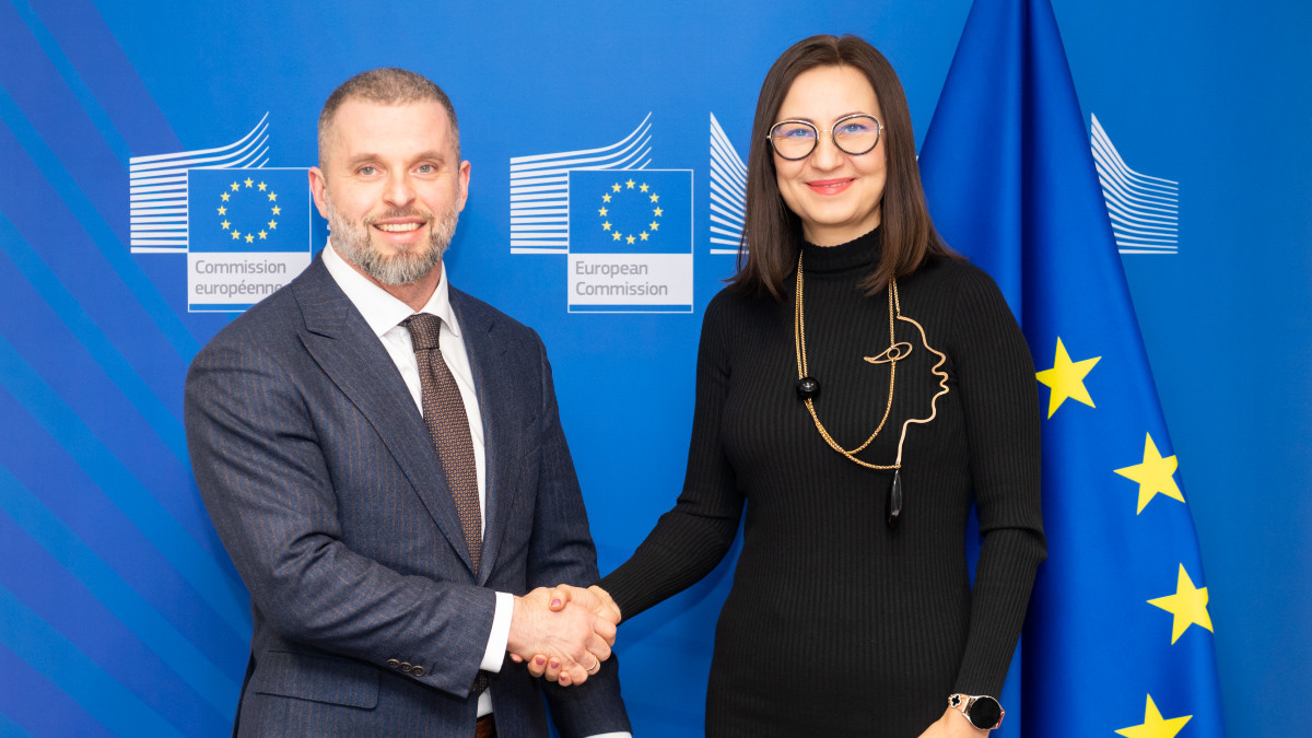 Ukraine acting sports minister Matviy Bidnyi with European Commissioner Iliana Ivanova. X/@Ili_Ivanova