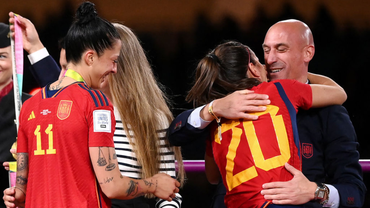 Spain's defender #20 Rocio Galvez is congratuled by Luis Rubiales next to Spain's Jennifer Hermoso after winning the World Cup 2023. GETTY IMAGES
