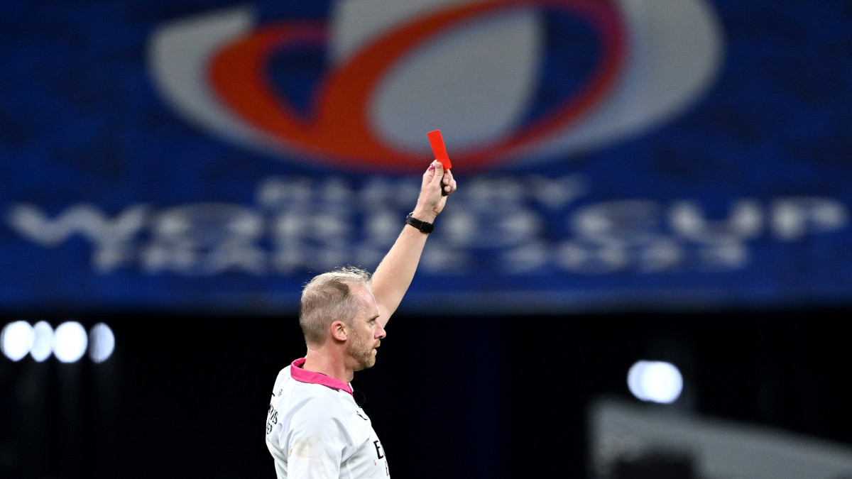 Referee Wayne Barnes shows a red car during the 2023 World Cup final. GETTY IMAGES