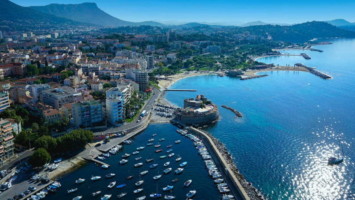 Toulon is a beautiful Mediterranean city of almost 170,000 inhabitants. PARIS 2024