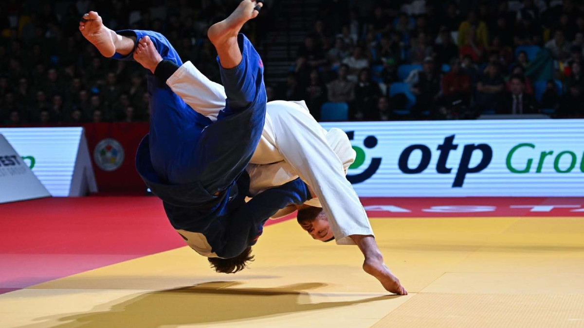 The winning action by Aaron Wolf from Japan (white) in the final of the 100 kg category. IJF