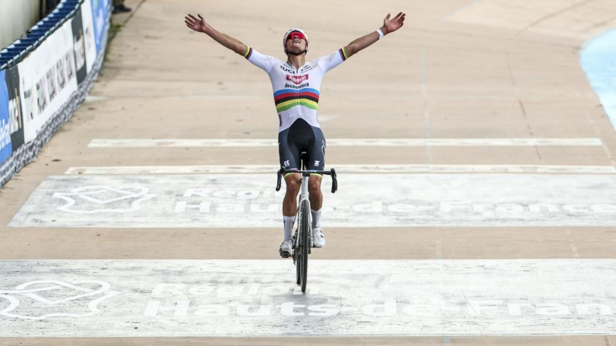 Van der Poel raises his arms in the Roubaix velodrome this year. GETTY IMAGES