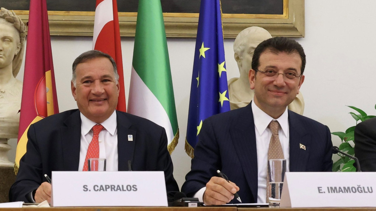 Spyros Capralos and Mr. Ekrem İmamoğlu signed the Memorandum of Understanding. EOC