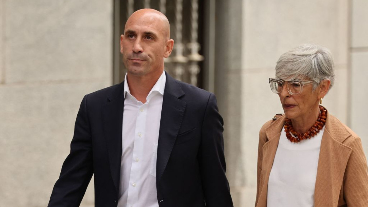 Former president of the Spanish football federation Rubiales and his lawyer Olga Tubau, leave the Audiencia Nacional court in Madrid. GETTY IMAGES