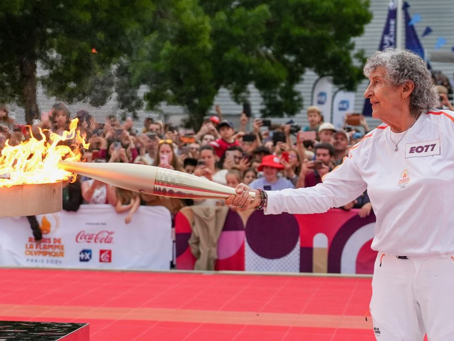 Odette Desprats lights up the Olympic Caudron. PARIS 2024