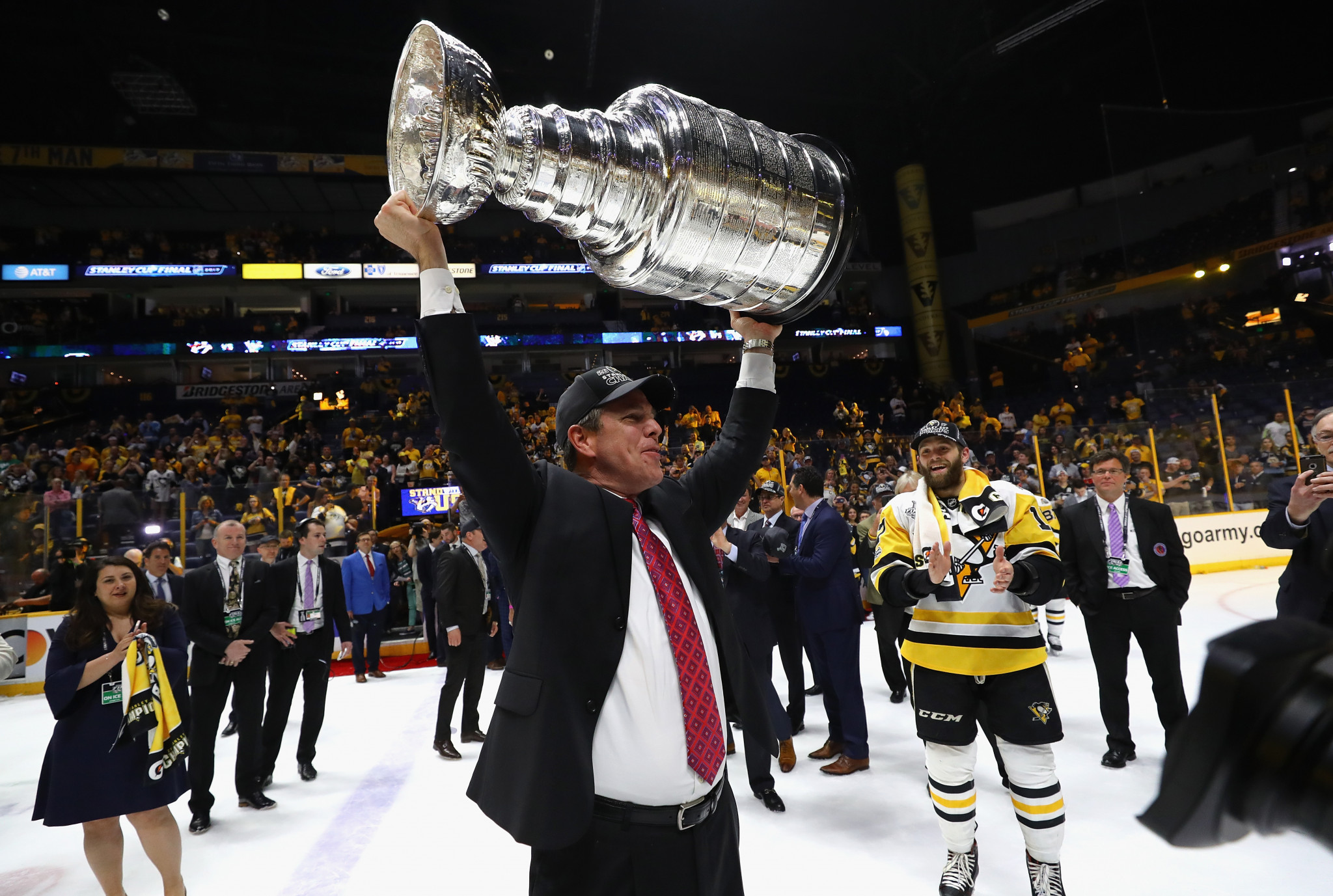 Pittsburgh Penguins head coach Mike Sullivan lifts the Stanley Cup. GETTY IMAGES