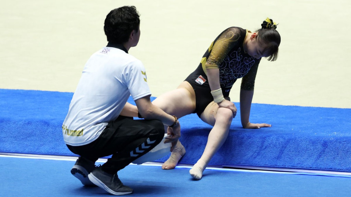 Miyata Shoko is in pain on the floor due to her injury during the NHK Championship. GETTY IMAGES