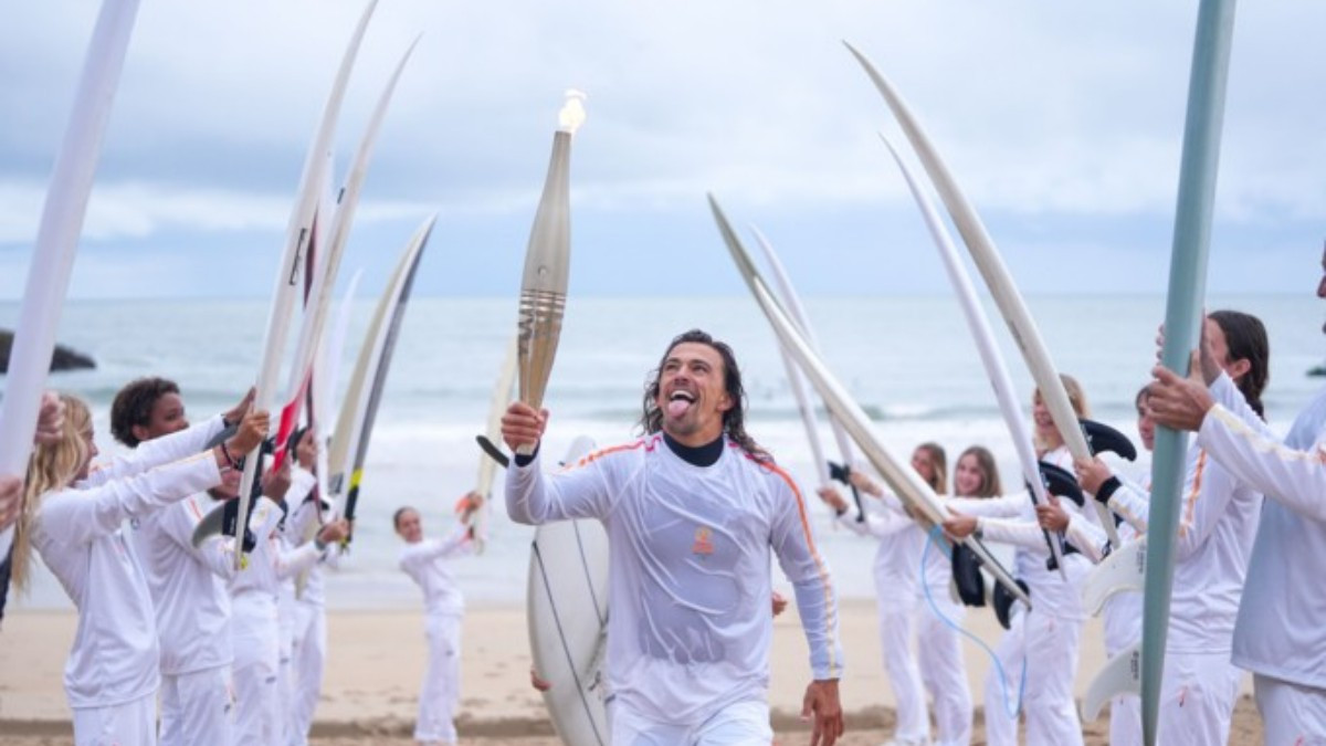 On day 12, the torch visited the beaches and cliffs of the Basque coast. 'X'@Paris2024
