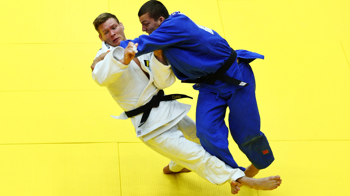 20-years-old Timur Arbuzov (blue) stopped World N1 Matthias Casse in the 1/8 final. GETTY IMAGES