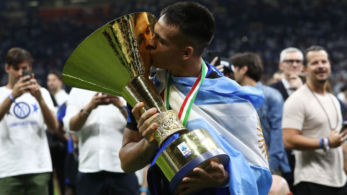 Lautaro Martinez (captain and top scorer with 24 goals) kisses the Serie A TIM Scudetto title trophy. GETTY IMAGES