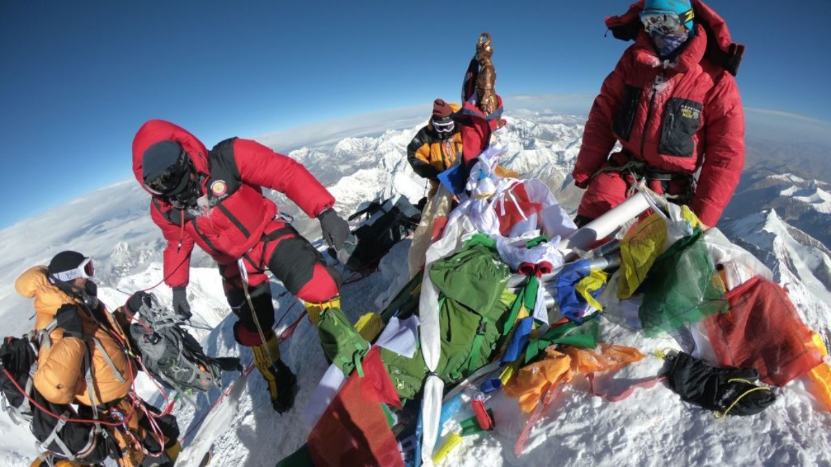 Lama, along with her team at the summit of Everest this Thursday. GETTY IMAGES