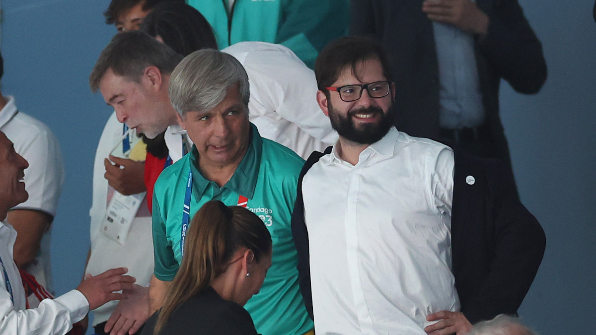 The CEO of Santiago 2023, Harold Mayne-Nicholls, with the President of Chile, Gabriel Boric, at the National Stadium. GETTY IMAGES