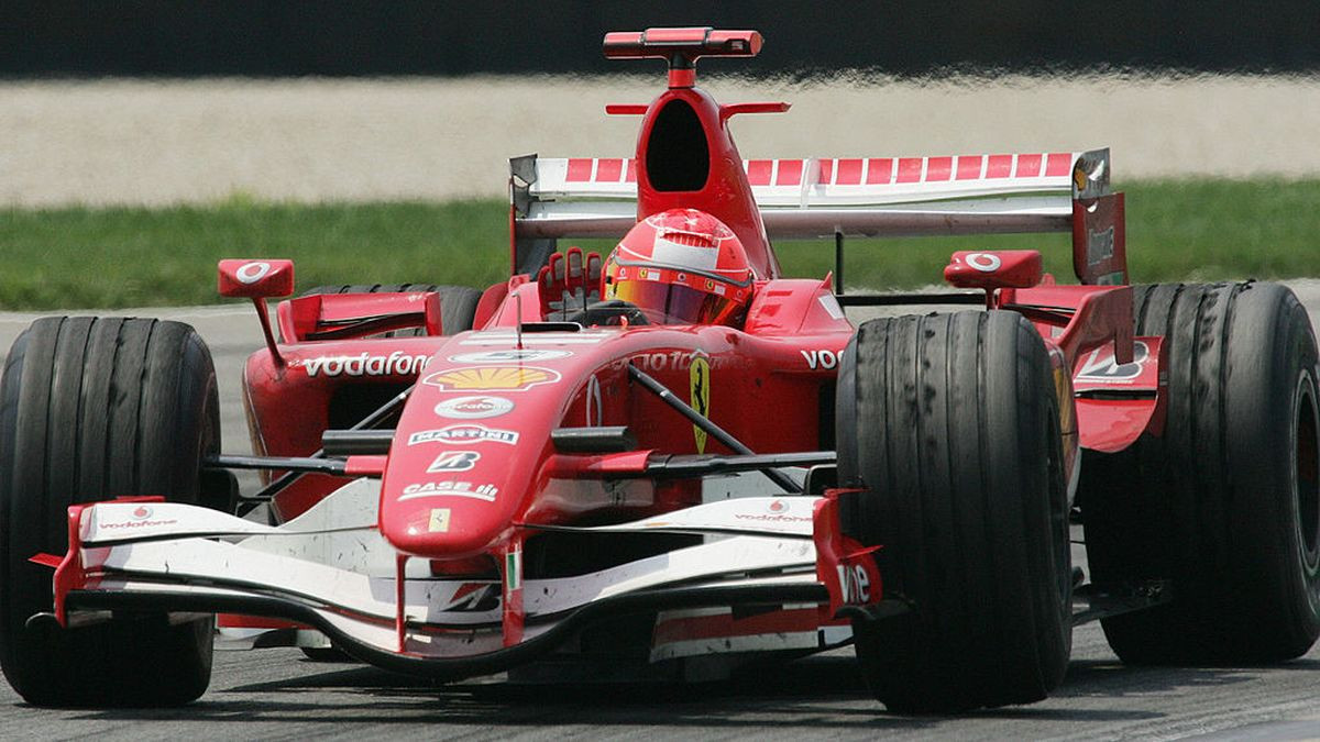 Ferrari driver Michael Schumacher waves to the crowd with one lap to go 02 July 2006 during the Grand Prix at the Indianapolis. GETTY IMAGES