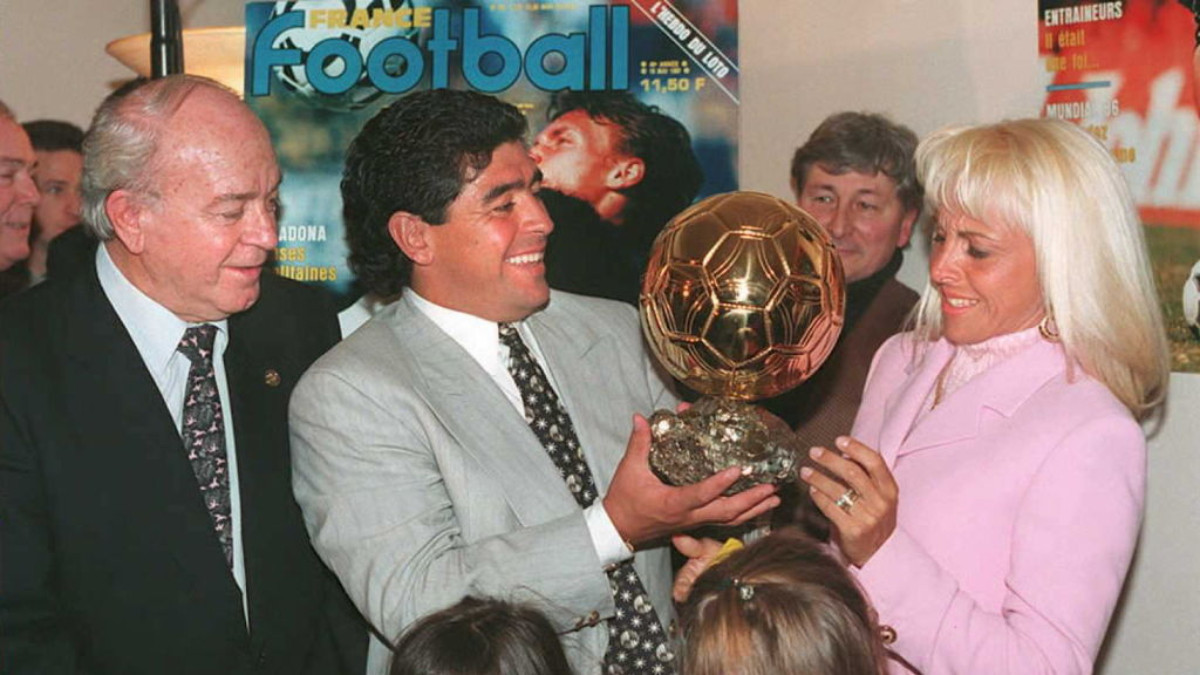 Maradona receives the Honorary Ballon d'Or from France Football alongside his wife Claudia Villafañe and Alfredo Di Stefano. GETTY IMAGES