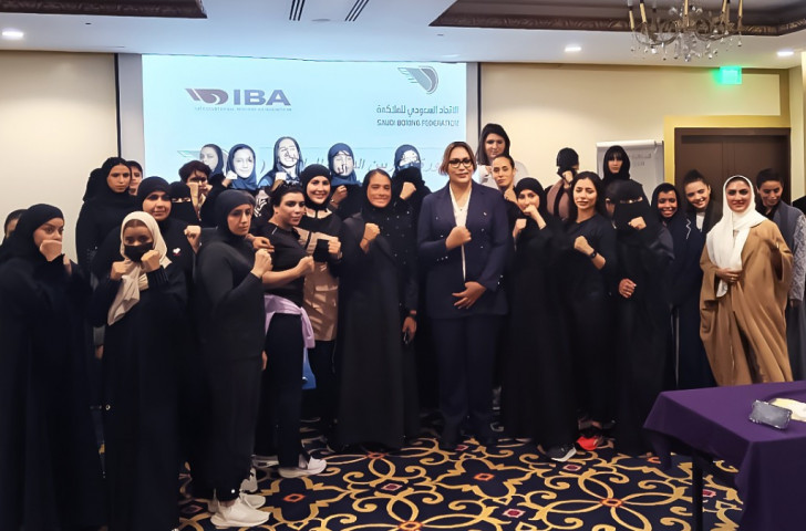 The IBA supports the Saudi Boxing Federation in training women as coaches. IBA