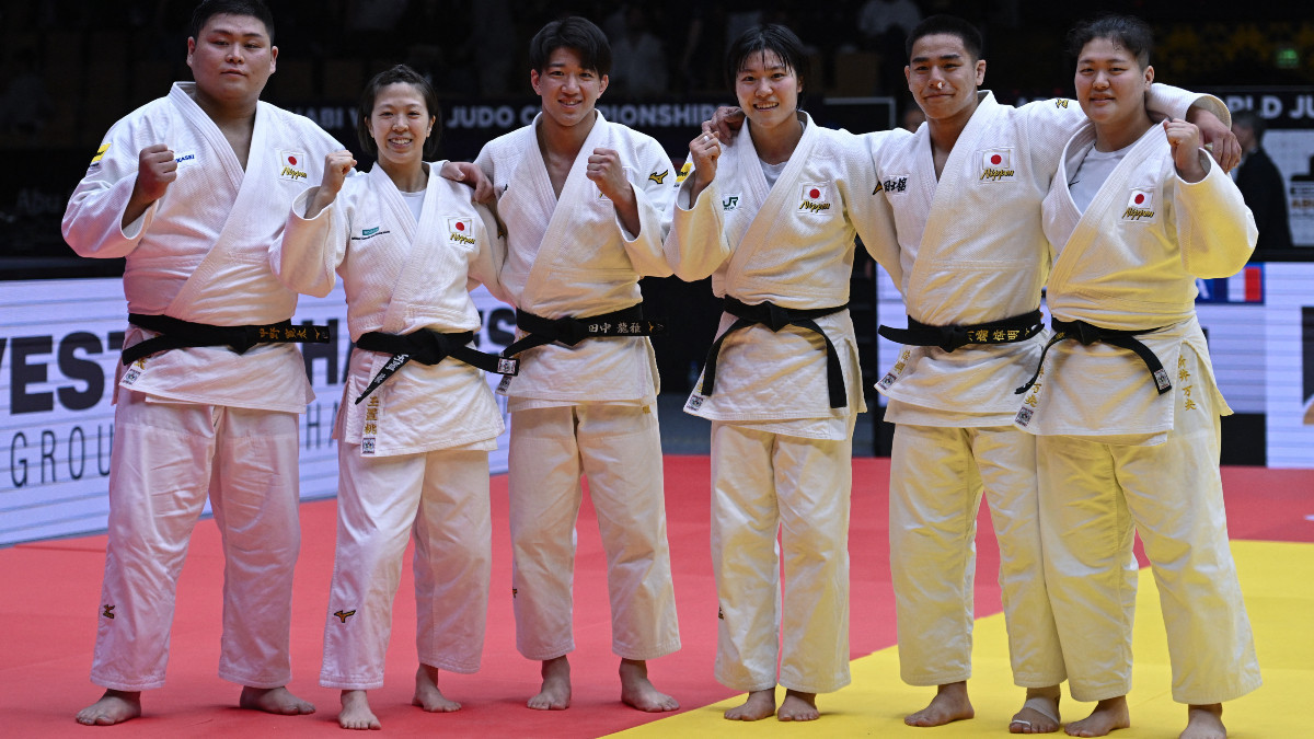 Team Japan after victory in the final against France. GETTY IMAGES