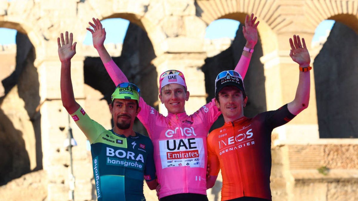
The podium of the Giro d'Italia next to the Colosseum in Rome: Pogacar, Daniel Felipe, and Geraint Thomas. GETTY IMAGES