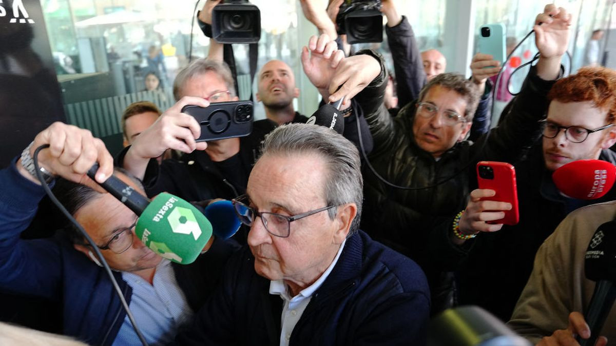 Members of the media surround former refereeing chief Jose Maria Enriquez Negreira as he leaves a court in Barcelona on 19 March 2024. GETTY IMAGES