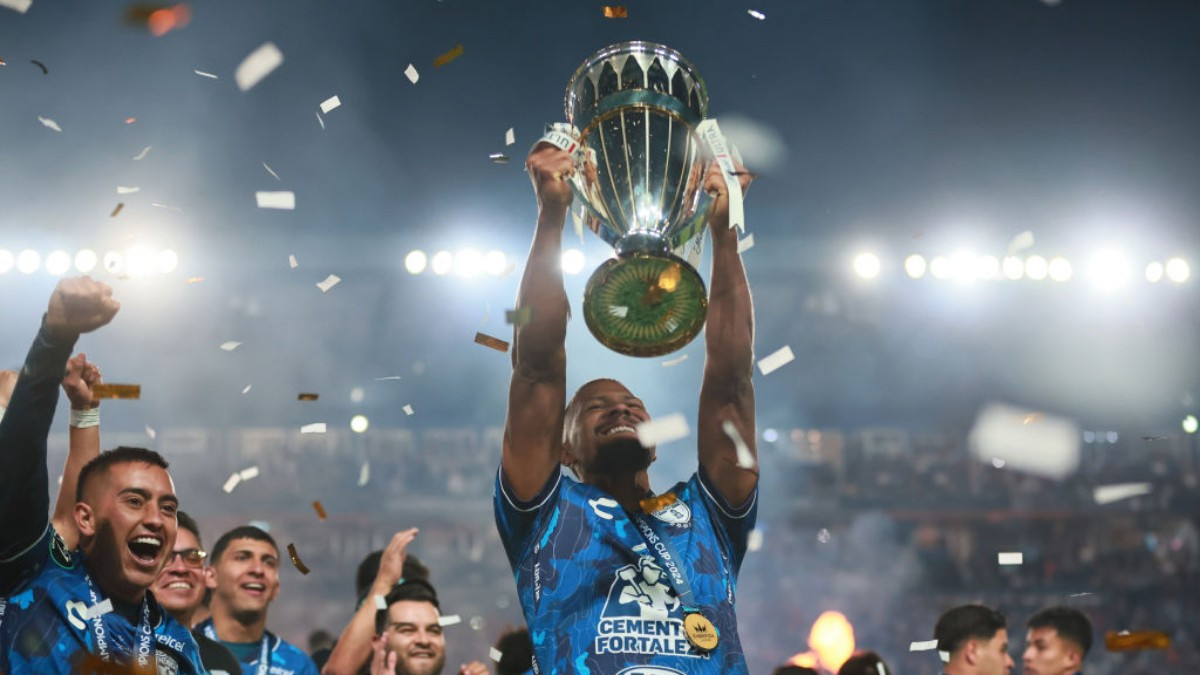 Salomon Rondon lifts the Champions' Cup trophy. Named best player of the final. GETTY IMAGES