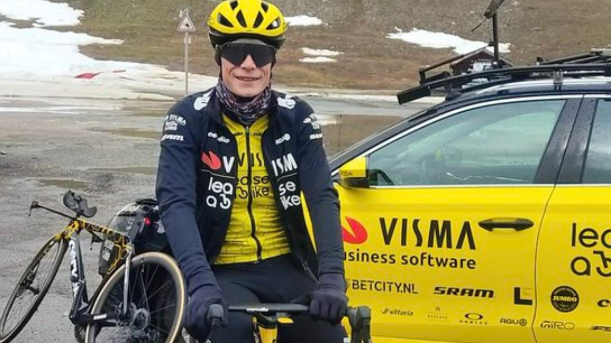 Vingegaard is already training at altitude in France. He is preparing for the Tour. 'X'@vismaleaseabike
