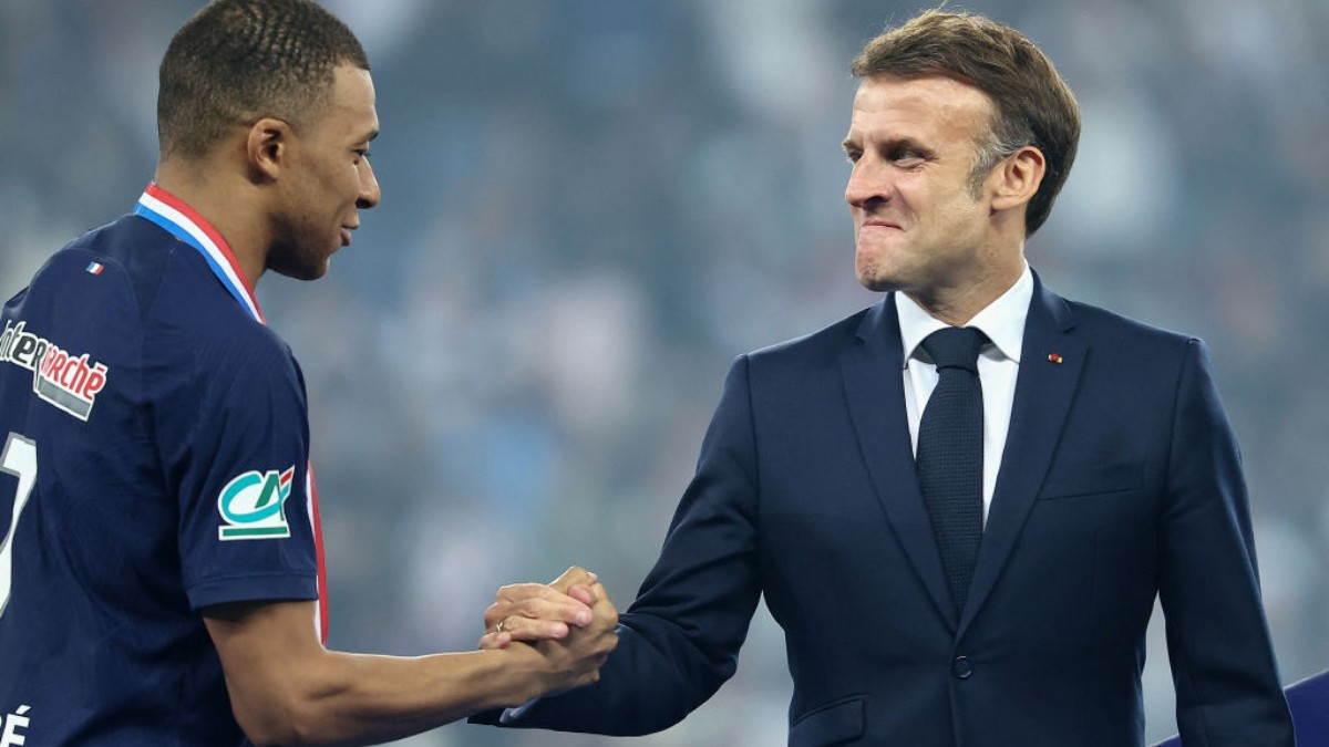Kylian Mbappe talks with Emmanuel Macron, President of France. GETTY IMAGES