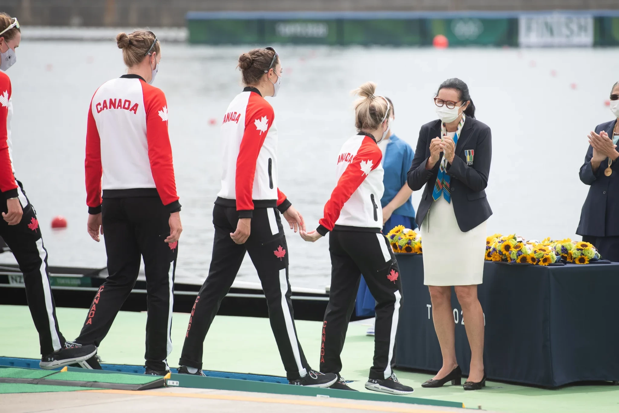 Smith applauds the Canadian rowing team at Tokyo 2020. Merijn Soeters – http://www.merijnsoeters.com