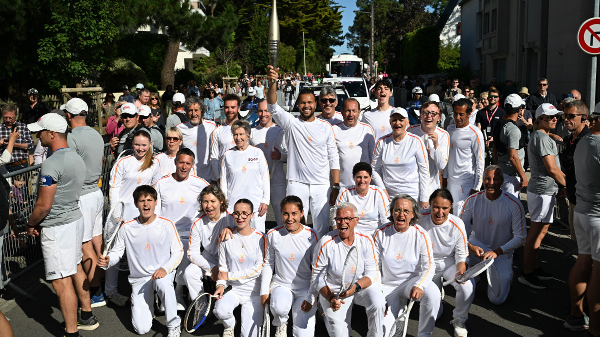 Former tennis player Jo-Wilfried Tsonga captained the collective relay. PARIS 2024