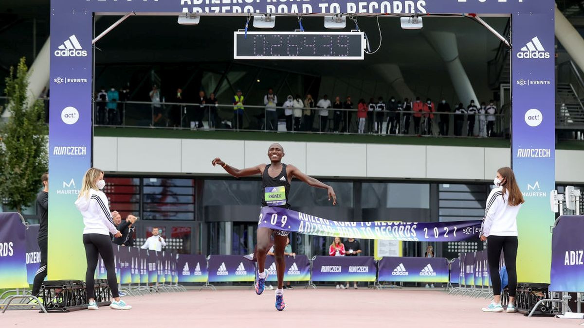 Rhonex Kipruto wins the ADIZERO: ROAD TO RECORDS Men's 10km in a world leading time of 26:43 on September 2021 in Herzogenaurach. GETTY IMAGES