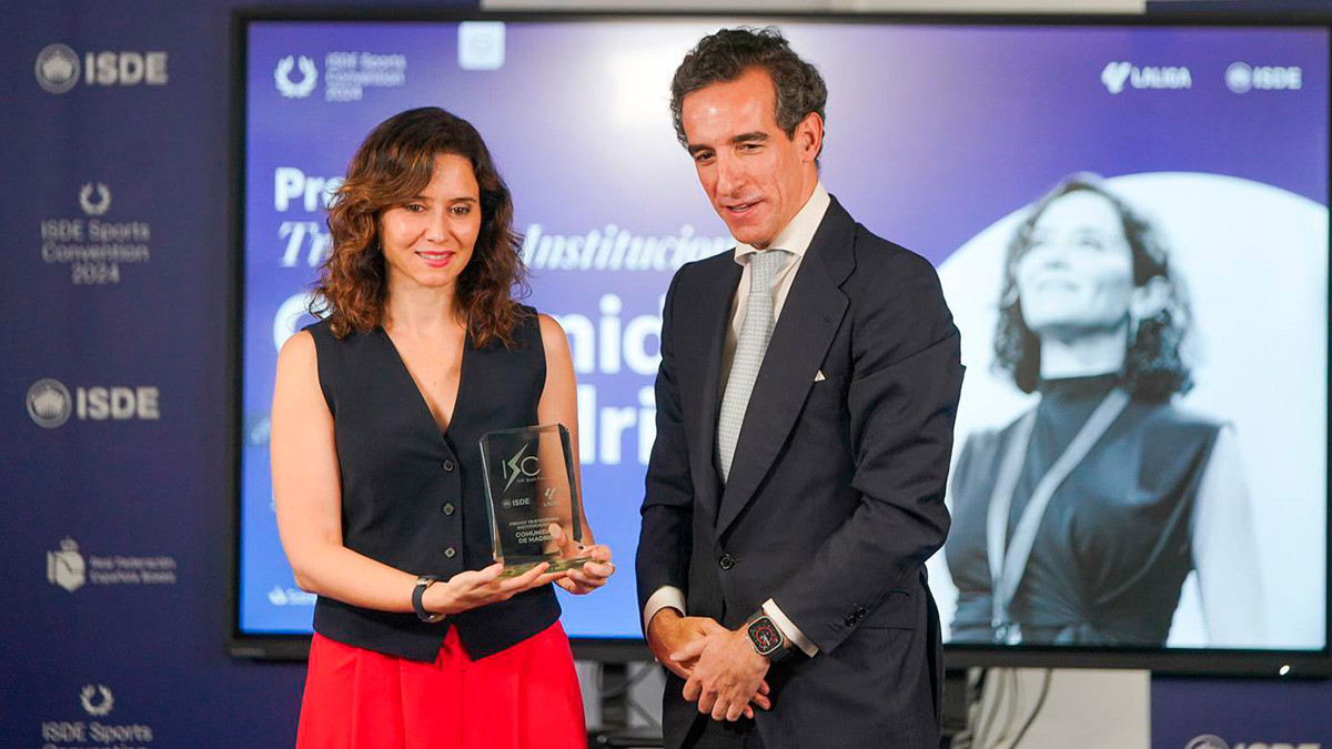 The President of the Community of Madrid, Isabel Díaz Ayuso, receives the 2024 Institutional Lifetime Achievement Award from the ISDE (Instituto Superior de Derecho y Economía) Sports Congress.
