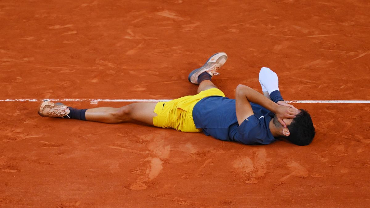 Carlos Alcaraz celebrates beating Alexander Zverev during the Men's Singles Final at Roland Garros 2024. GETTY IMAGES<br />
