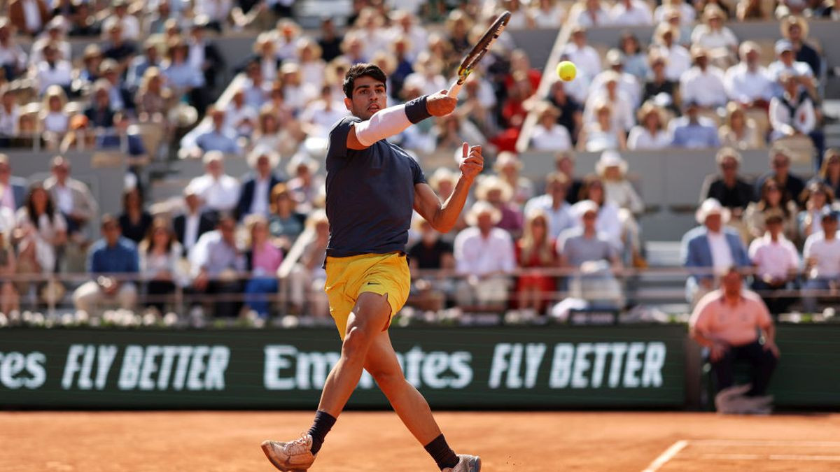 Carlos Alcaraz plays a forehand against Alexander Zverev in French Open at Roland Garros on June 2024 in Paris. GETTY IMAGES
