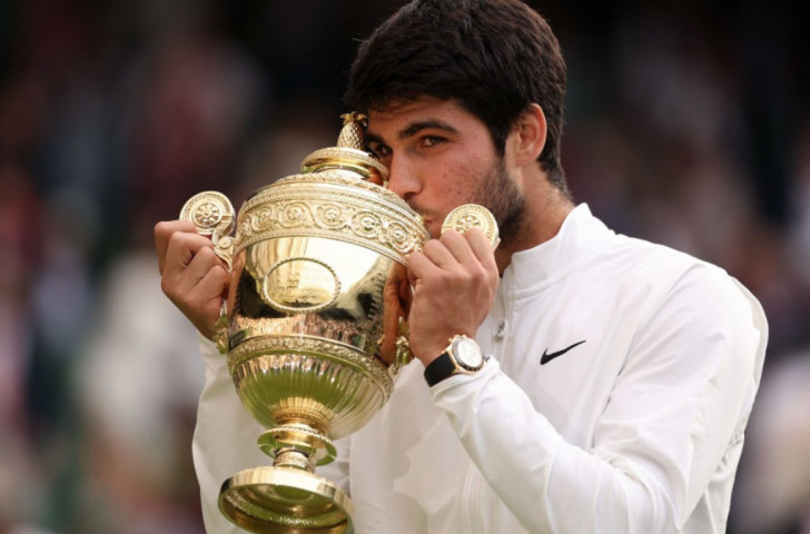 Carlos Alcaraz with the Winner's Trophy of Wimbledon 2023. GETTY IMAGES