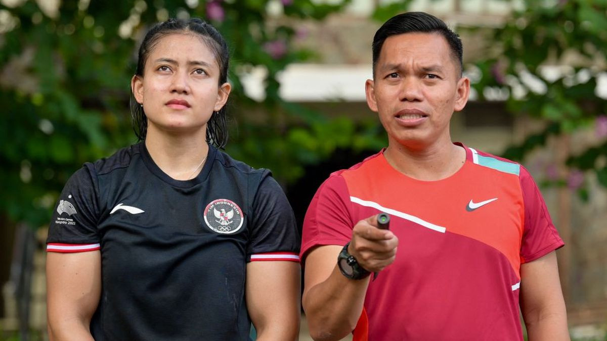 Indonesian national climbing team coach Hendra Basir talks with athlete Desak Made Rita Kusuma Dewi. GETTY IMAGES