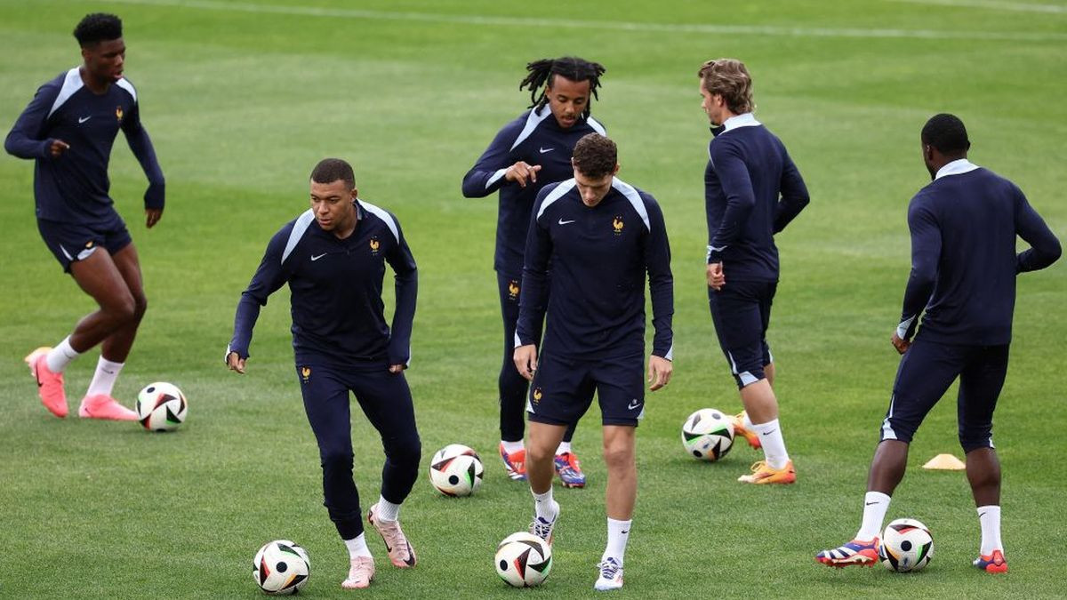 Tchouameni, Mbappe, Kounde, Pavard and Griezmann attend an MD-1 training session at Paul Janes Stadium in Duesseldorf on 16 June 2024. GETTY IMAGES