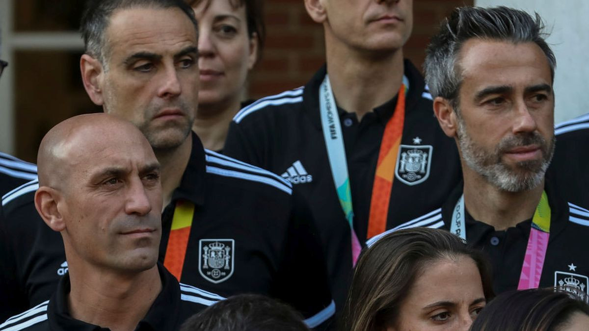 Luis Rubiales (L) and Head Coach Jorge Vidal (R) attend a reception at Moncloa Palace after they won FIFA Women's World Cup 2023, on August 2023. GETTY IMAGES