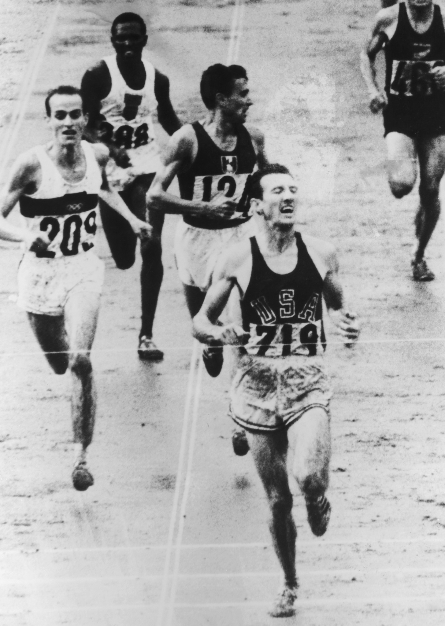Bob Schul (719), who won the 5,000 metre race at the 1967 Tokyo Olympics had died aged 86. GETTY IMAGES