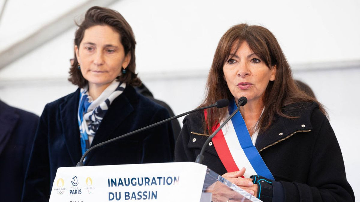 Anne Hidalgo, next to France's Minister for Sports and Olympics Amelie Oudea-Castera (L) during the inauguration of the Austerlitz wastewater. GETTY IMAGES
