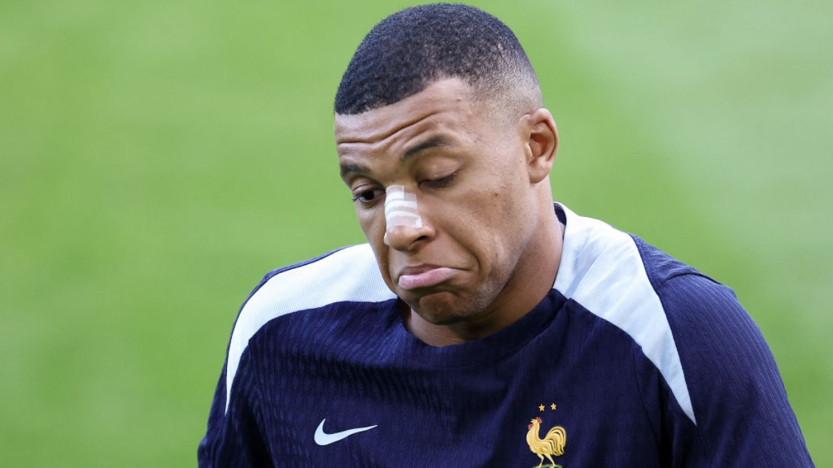 Mbappe without the mask, with a bandage. Surgery has been ruled out. GETTY IMAGES