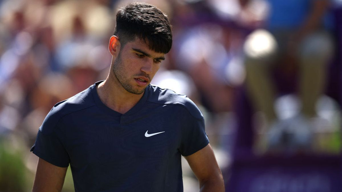 Ahead of Wimbledon, Alcaraz loses at Queen's, Sinner advances in Halle