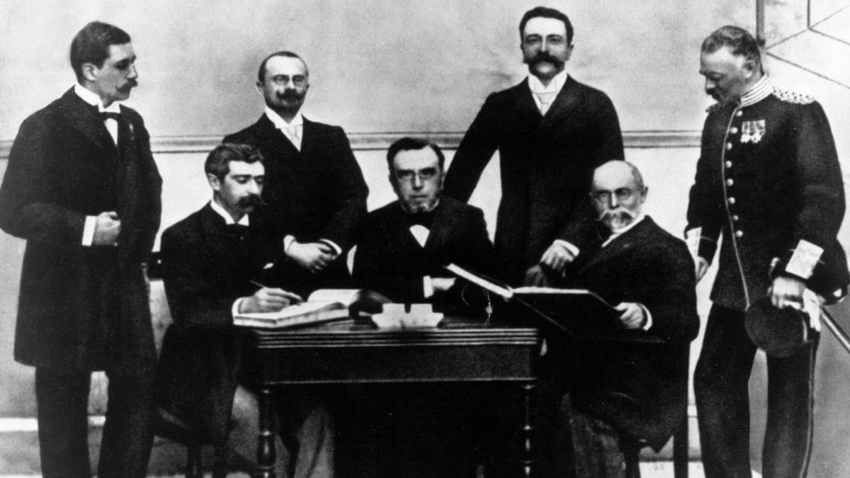 IOC members at the 1896: (standing L-R) Gebhardt, Guth-Jarkovsky, Kemeny, Balck; (seated L-R) de Coubertin, Vikelas, Butovsky.  GETTY IMAGES