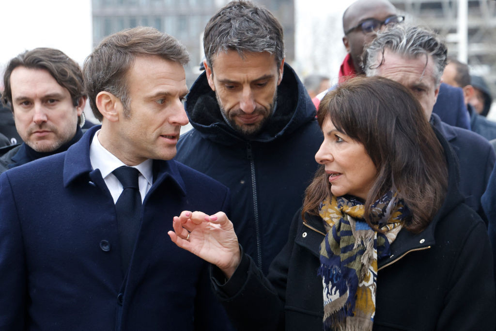 Hidalgo speaks with Macron and Tony Estanguet (C), during the inauguration of the Paris 2024 Olympic village on February 2024. GETTY IMAGES