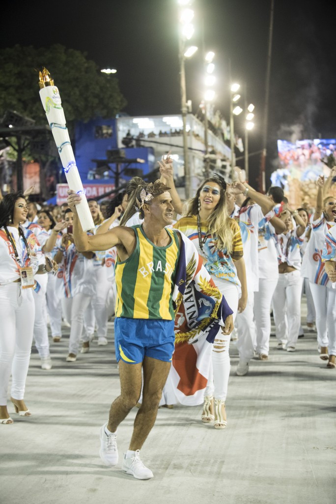 Vanderlei de Lima pictured carrying a replica torch at this year's Carnival in Rio de Janeiro ©Getty Images