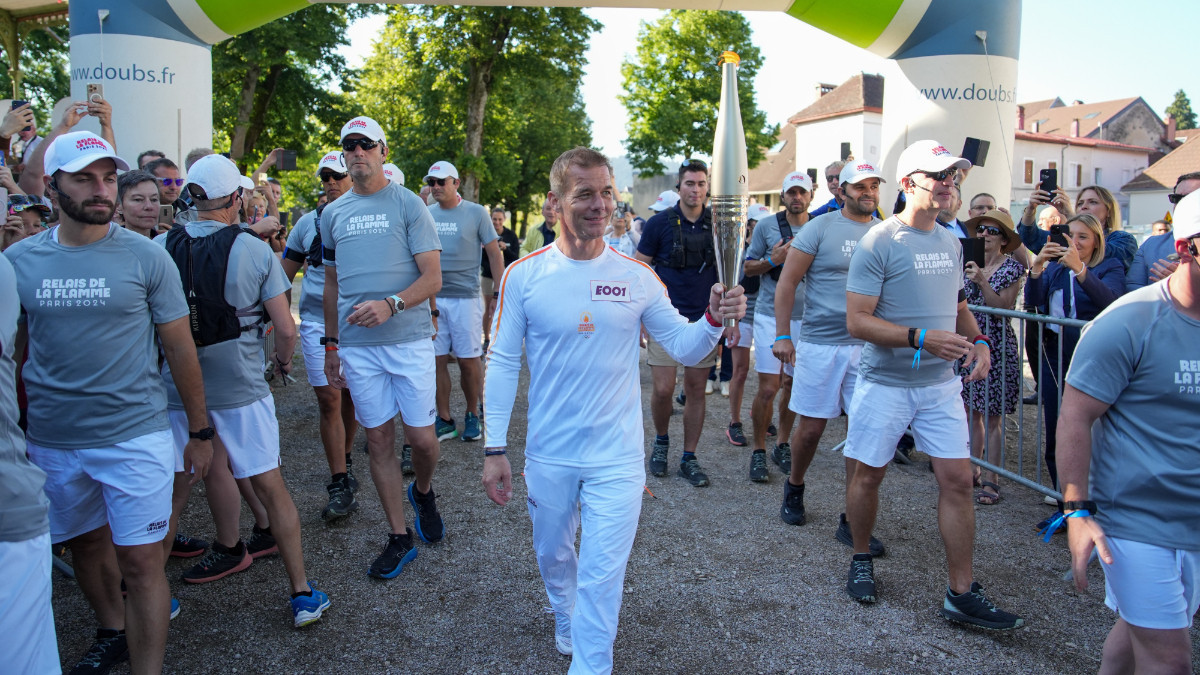 Iconic rally driver Sébastien Loeb was the first Torchbear of the day. PARIS 2024