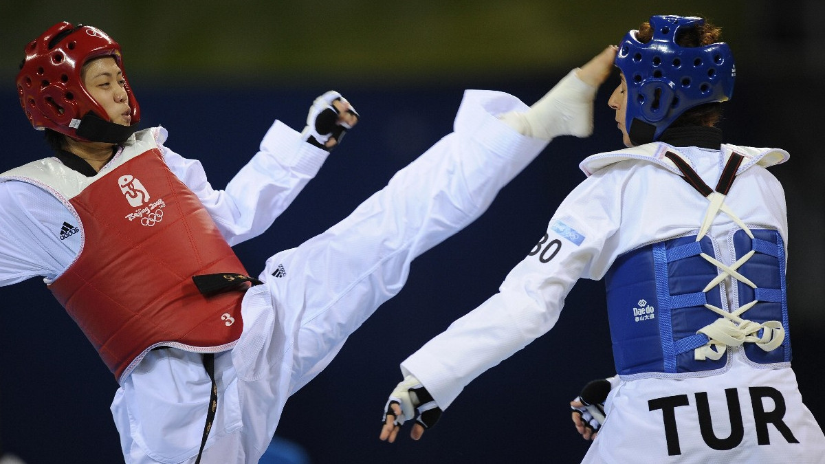 Elaine Teo (red) competing for Malaysia at the Beijing 2008. GETTY IMAGES