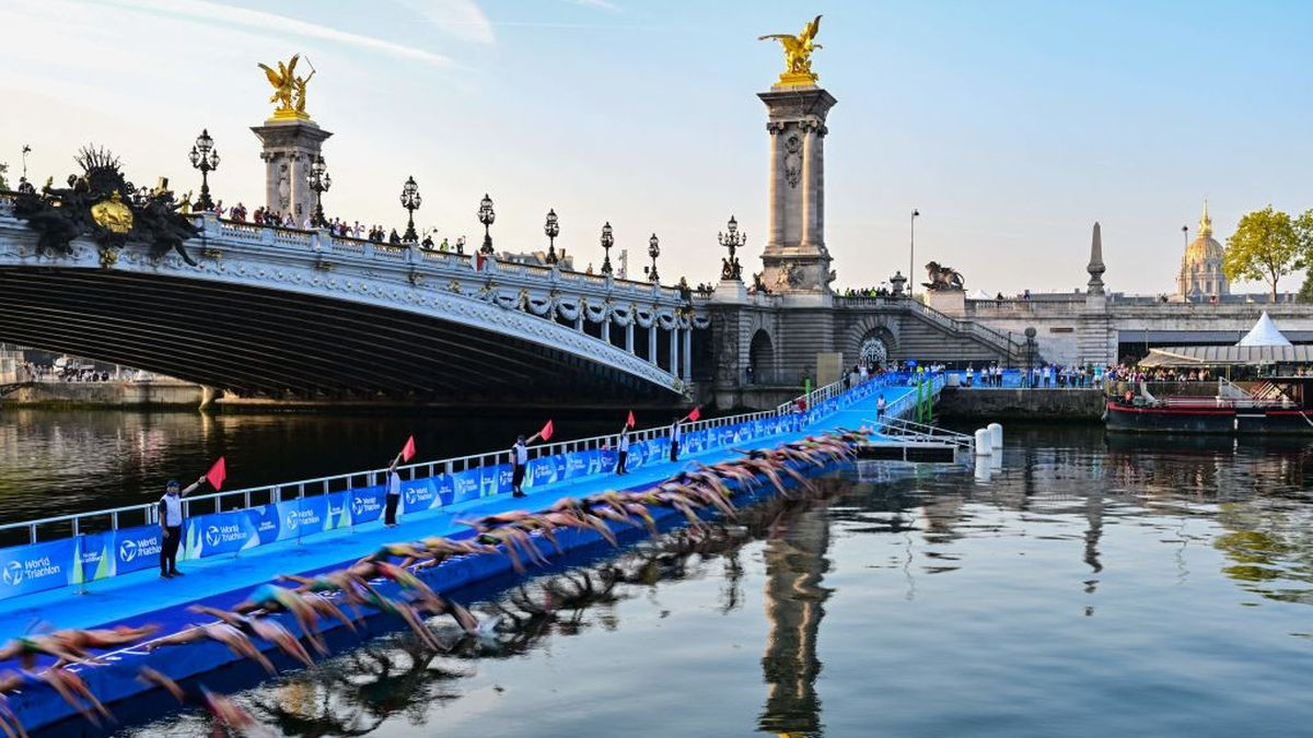 Triathlon athletes start swimming in the seine river near the Alexandre III bridge during a test event last year, but organizers had to suspend it due to pollution.GETTY IMAGES