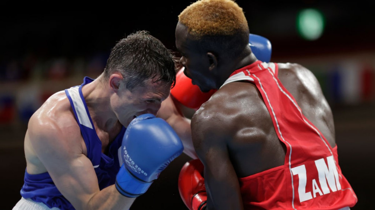 Stephen Zimba (in red) of Zimbabwe exchanges punches with Andrei Zamkovoi of the Russian Olympic Committee in a bout at the Tokyo 2020 Games. GETTY IMAGES