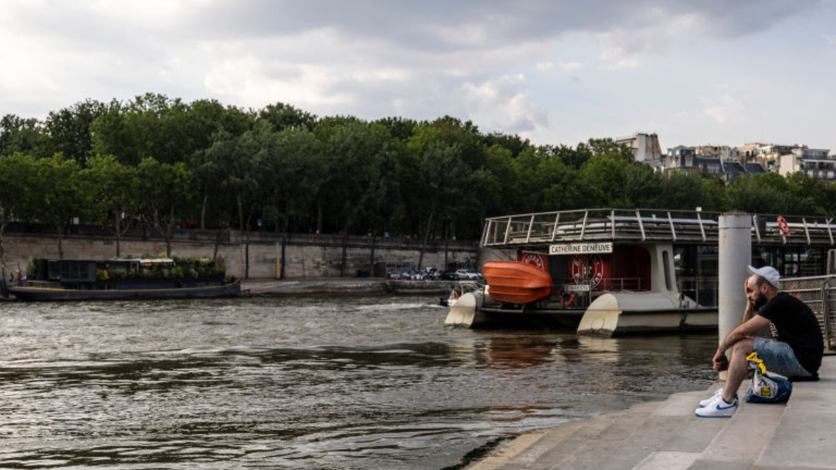 The Seine struggles: High bacteria levels cast doubt on Paris 2024 Olympics. GETTY IMAGES