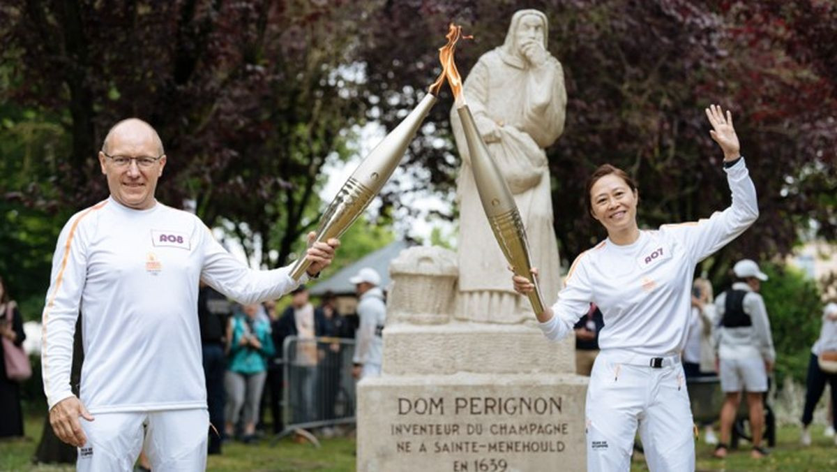 The Olympic Torch sparkles in the Marne. Paris 2024 / Lewis Joly / SIPA PRESS